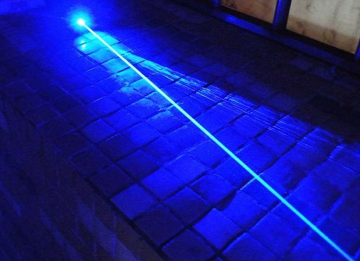 pointeur laser bleu