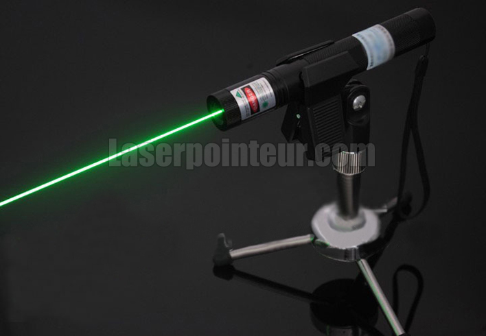 Pointeur laser vert 500mW pas cher qui allume allumette