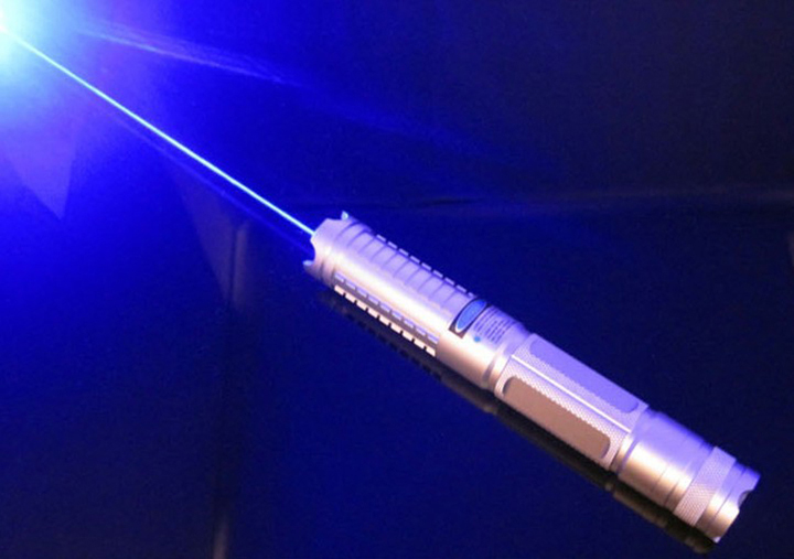 pointeur laser bleu