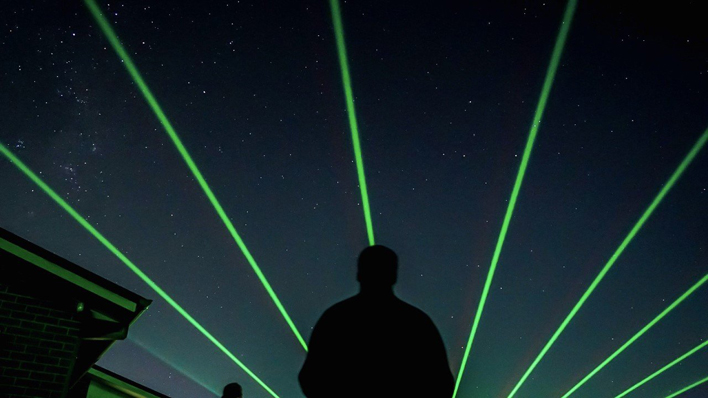 Pourquoi les lasers verts sont-ils plus brillants que les autres