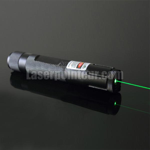 Pointeur laser vert 500mW pas cher qui allume allumette