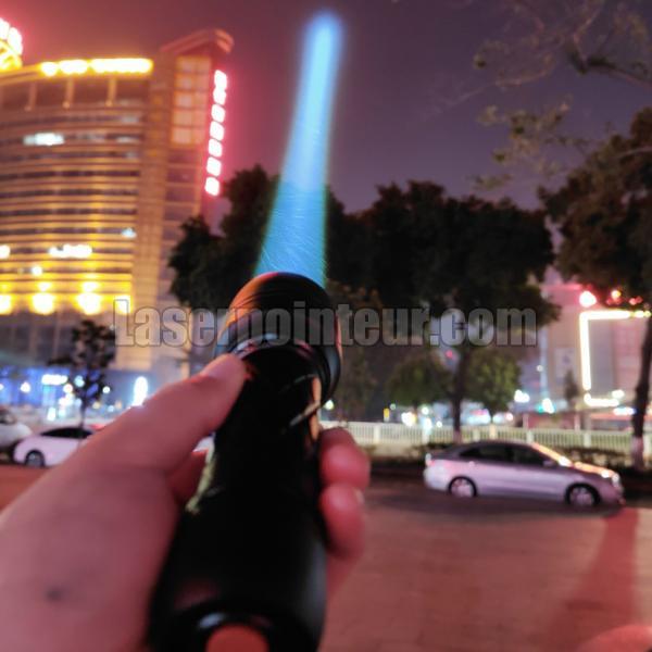 LED Torche Électrique - Pointeur Laser Isolé Sur Fond Blanc Banque D'Images  et Photos Libres De Droits. Image 11999730